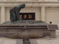 紀念王永慶母親所建造的雕像<br/> 攝影：雲林縣政府