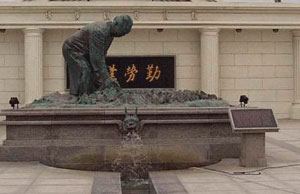 紀念王永慶母親所建造的雕像 攝影：雲林縣政府