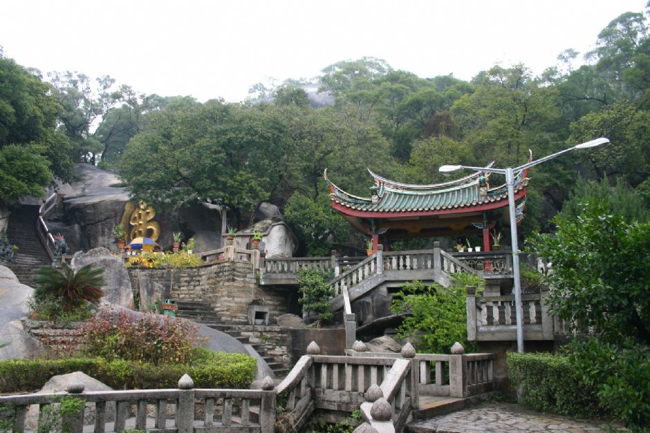 南普陀位在五老峰下 攝影：馮順