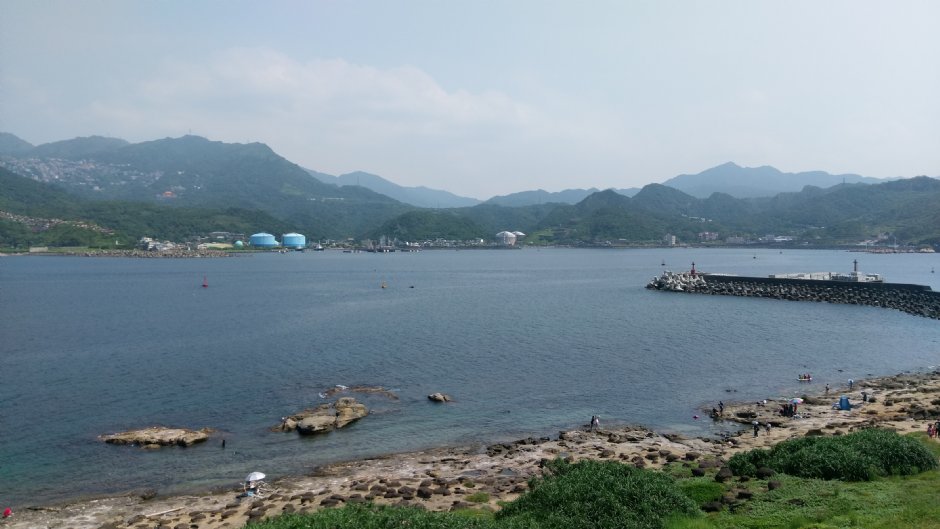 站在深澳岬角看漁港 攝影：Eva隨手拍