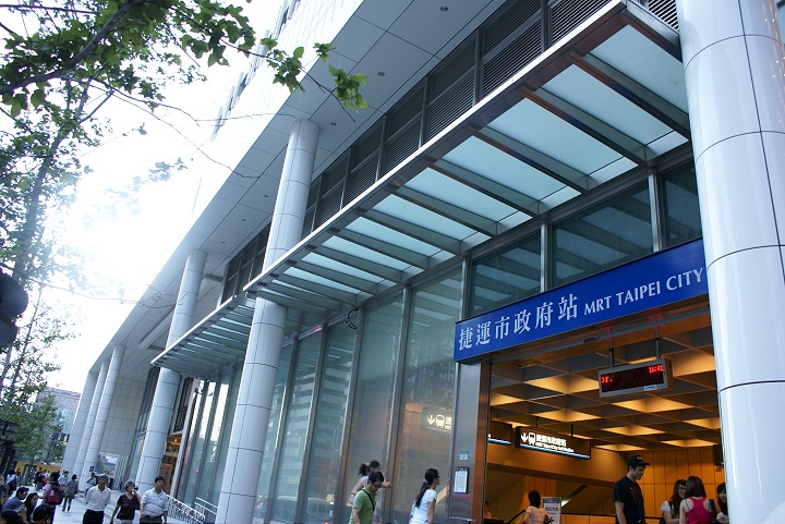 捷運市政府站與市府轉運站共構 攝影：Eva隨手拍