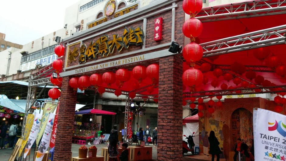 迪化街是台北最知名的年貨大街 攝影：Eva隨手拍