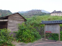 站在廢煙道區可遠眺十三層遺址<br/> 攝影：Eva隨手拍