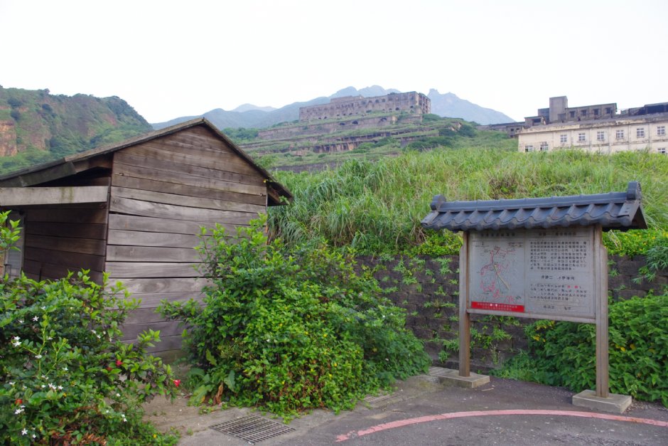 站在廢煙道區可遠眺十三層遺址 攝影：Eva隨手拍
