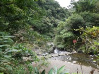 雙流瀑布拱橋下灘地<br/> 攝影：三井