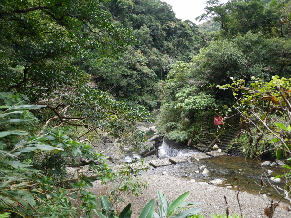 雙流瀑布拱橋下灘地 攝影：三井