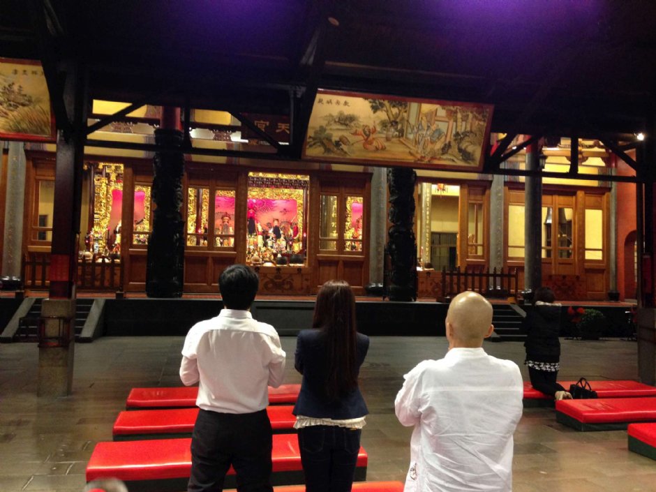 誠心祭拜的信徒 攝影：陳皮梅