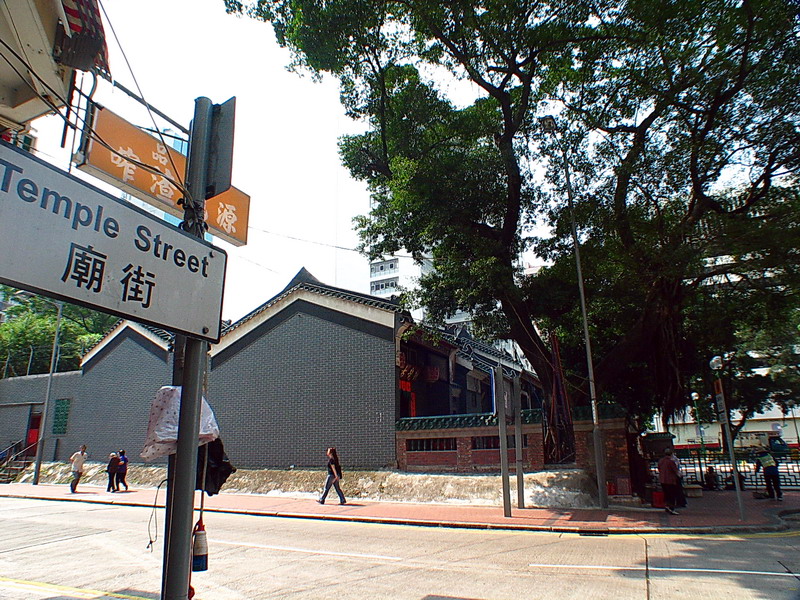 廟旁街景 攝影：馮順