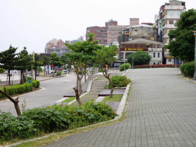 捷運站堤岸廣場 攝影：老山羊部落格