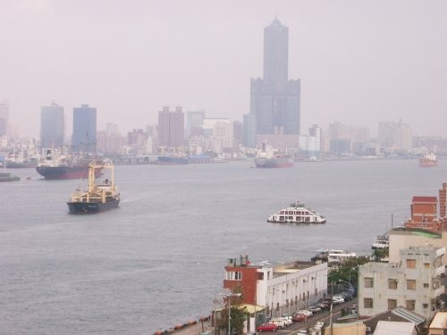 從旗後燈塔遠眺高雄港船隻 攝影：eva隨手拍