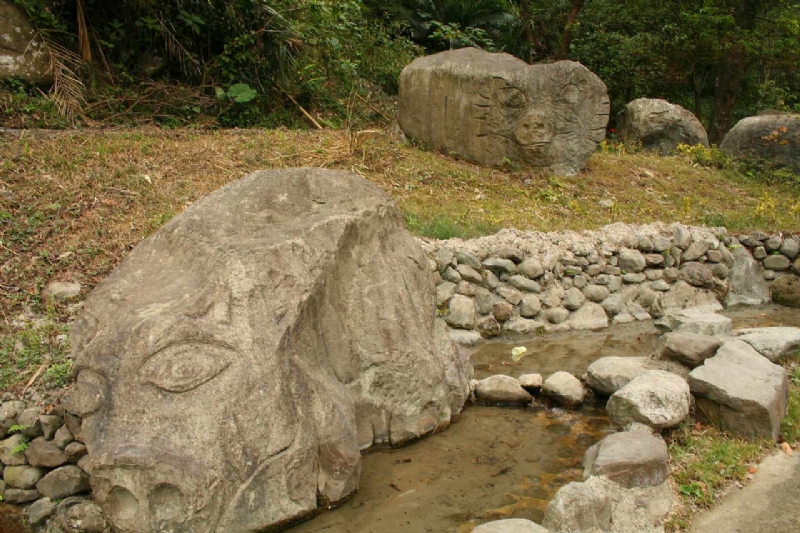 產業道路旁的石豬雕像群 攝影：老山羊部落格