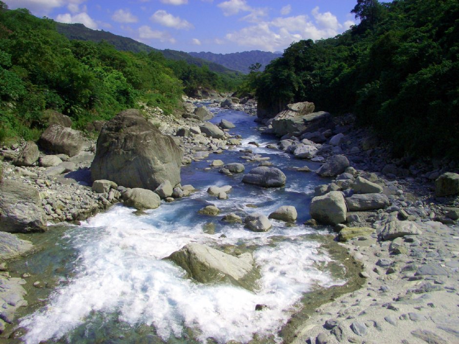 富源溪潺潺水流 攝影：鄭惠文
