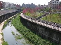 樂活公園旁內溝溪與休憩步道<br/> 攝影：Eva隨手拍