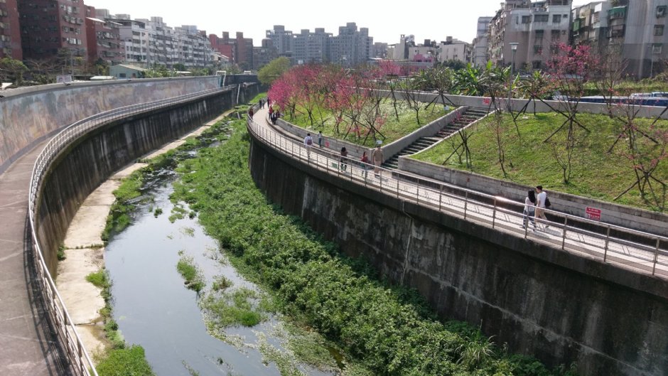 樂活公園旁內溝溪與休憩步道 攝影：Eva隨手拍