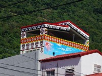 遠遠的就可以看到充滿原住民風格的圖騰彩繪<br/> 攝影：台東觀光旅遊網 提供