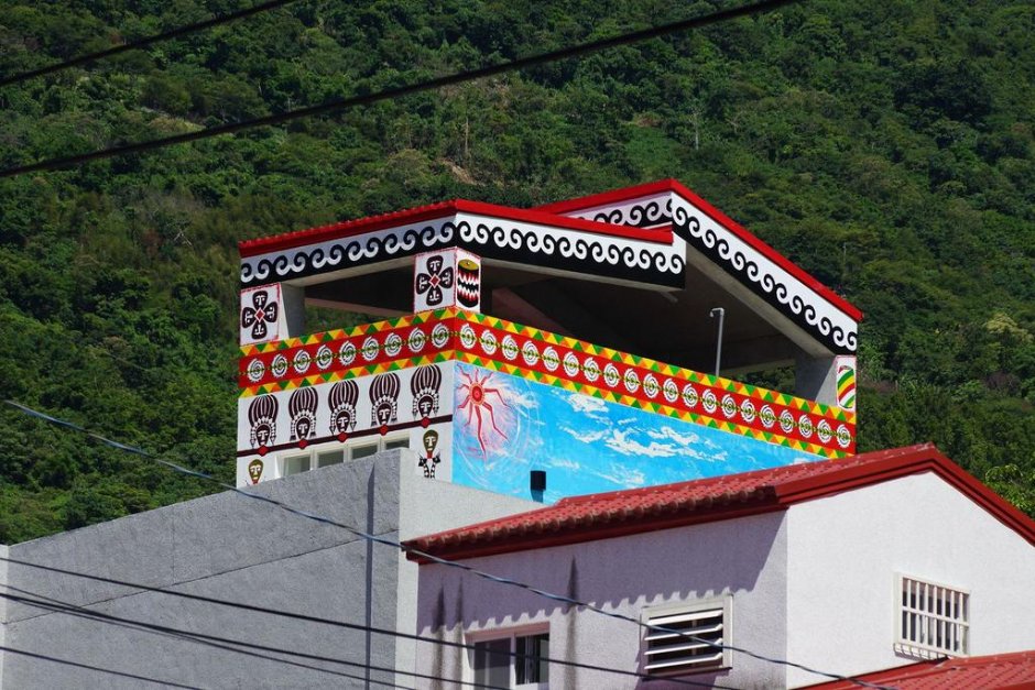 遠遠的就可以看到充滿原住民風格的圖騰彩繪 攝影：台東觀光旅遊網 提供