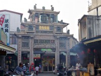 邱良功母節孝坊就在老街中心位置<br/> 攝影：Eva隨手拍