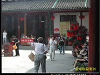 大雄寶殿中庭人潮<br/> 攝影：社群_到處走走