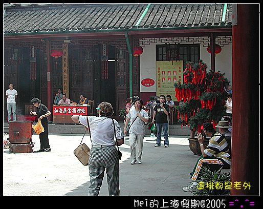 大雄寶殿中庭人潮 攝影：社群_到處走走