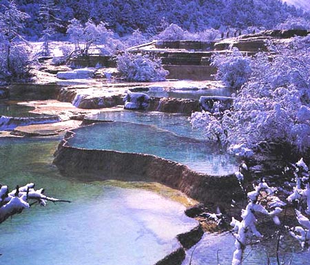 映裝的彩池 攝影：四川旅遊信息網