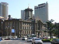 中山廣場上的日式建築<br/> 攝影：馮順