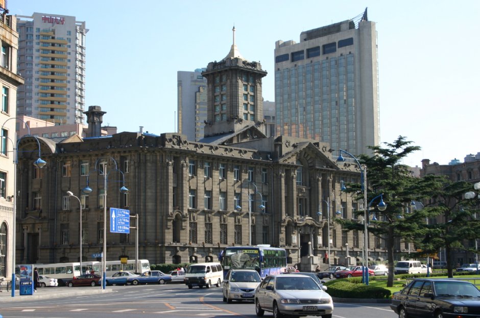 中山廣場上的日式建築 攝影：馮順
