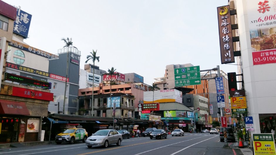 礁溪溫泉區熱鬧街景 攝影：Eva隨手拍