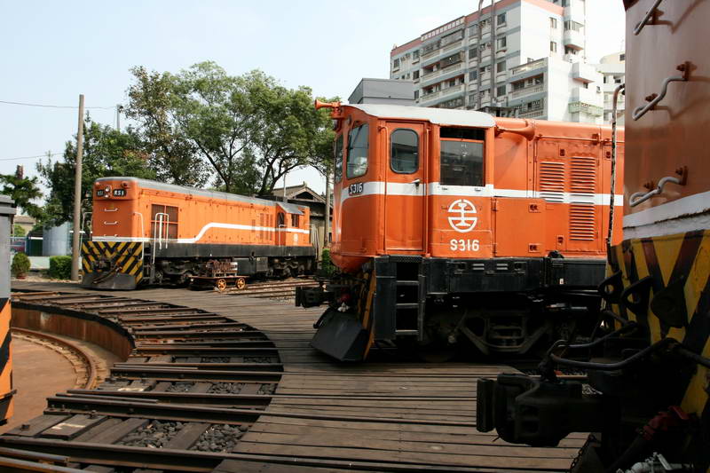 一輛又一輛的火車頭 攝影：陳銘祥