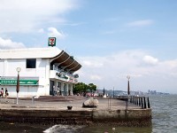 堤岸上的商店<br/> 攝影：amo