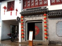 朱紅色建築的老店鋪<br/> 攝影：余燕鳳