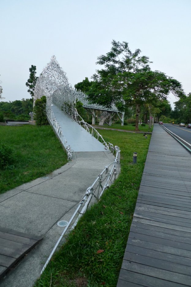 月影潭心與自行車道 攝影：Eva隨手拍