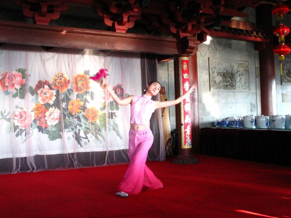 城隍閣內的表演 攝影：馮順