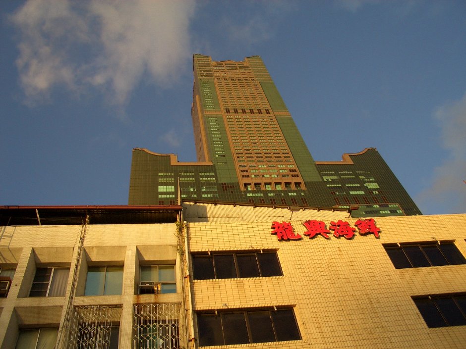 仰拍85大樓 攝影：鄭瑄頤