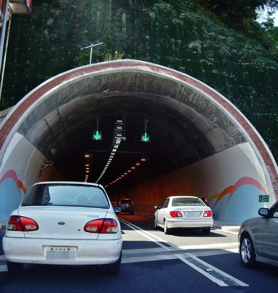雪山隧道東行線入口 攝影：Eva隨手拍