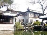 臨水而建的建築<br/> 攝影：孫菽蔓