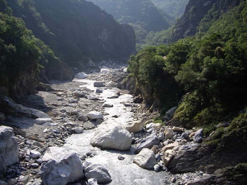 中橫公路旁溪谷 攝影：老山羊資訊網