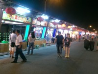 彩虹觀光夜市中的遊客<br/> 攝影：Eva隨手拍