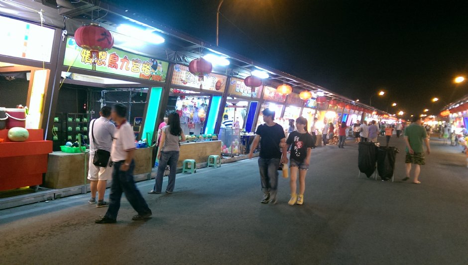 彩虹觀光夜市中的遊客 攝影：Eva隨手拍