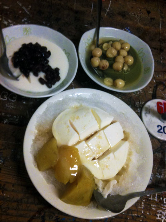 五妃廟前著名的杏仁豆腐冰 攝影：山景