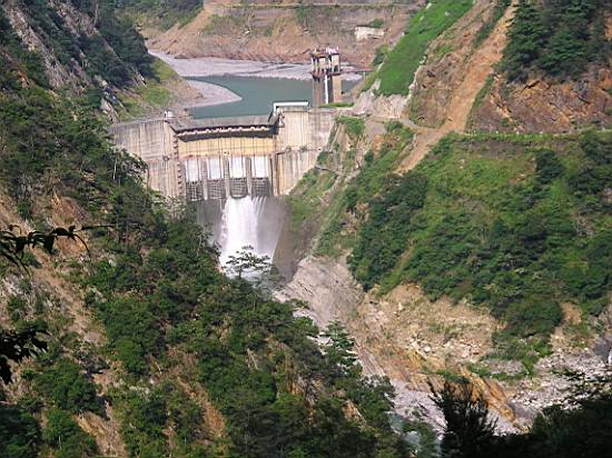 遠眺德基水庫 (圖為下游之谷關大壩) 攝影：老山羊資訊網