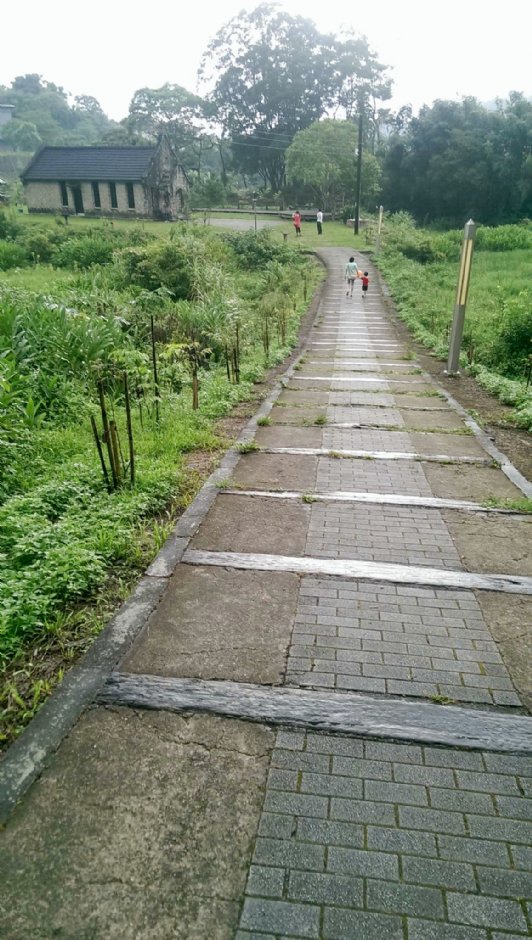 通往基國派教堂的步道 攝影：Eva隨手拍