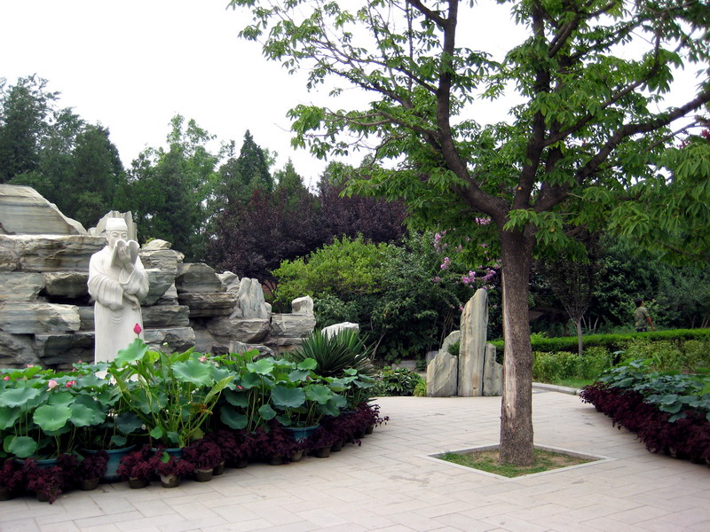 石砌人物園景 攝影：方盛文