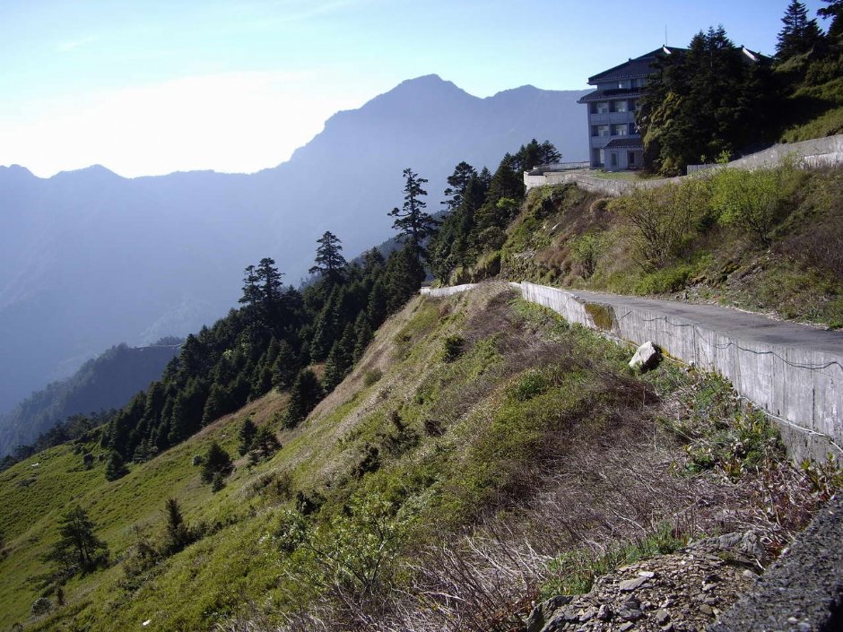 緊鄰山坡的步道 攝影：老山羊部落格