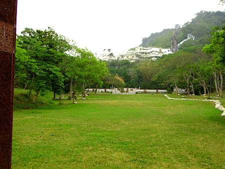 寬廣的陳家墓園 攝影：林山景