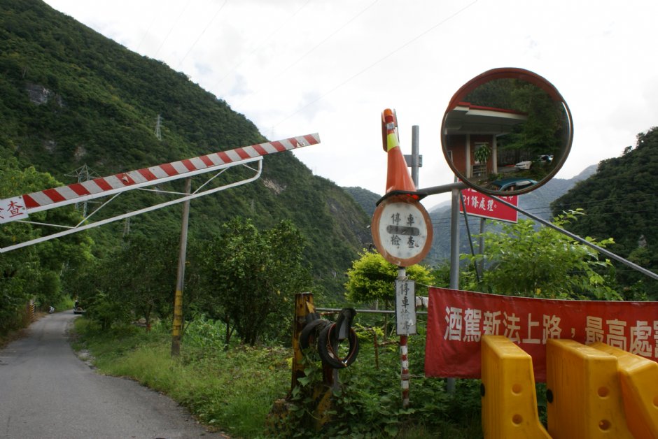 銅門檢查哨 攝影：Eva隨手拍