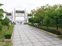 忠烈祠大道與牌坊<br/> 攝影：Eva隨手拍