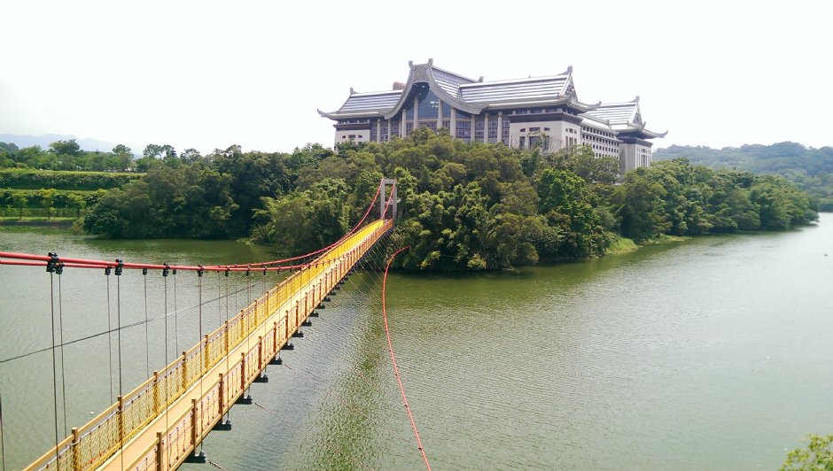 細茅埔吊橋與天恩彌勒佛院 攝影：Eva隨手拍
