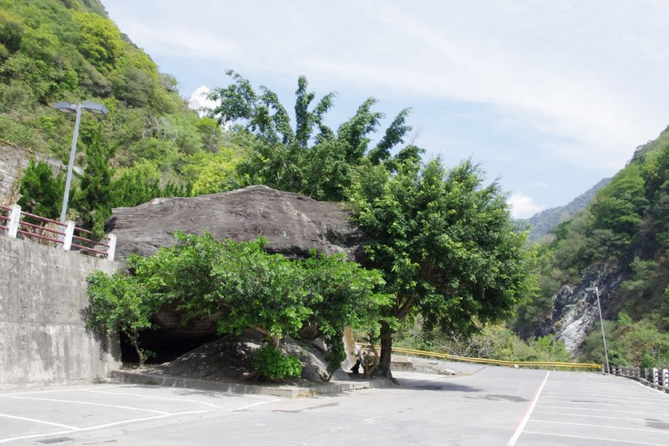 步道入口不遠處即有停車場 攝影：Eva隨手拍