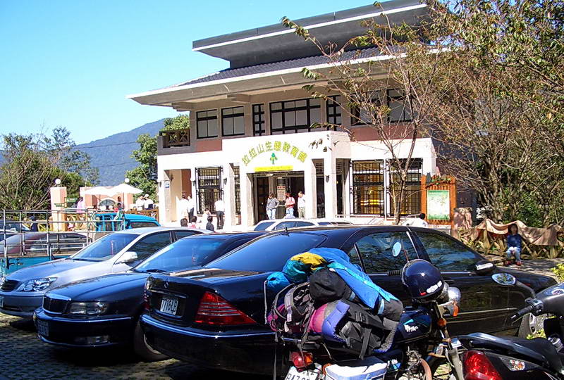 拉拉山生態教育館和停車場 攝影：王世傳
