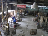 春池綠能玻璃藝品塑形中<br/> 攝影：旅遊王攝影組